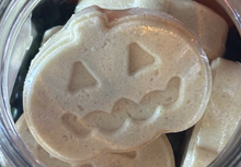 *NEW* Peppermint Eucalyptus Pumpkin Halloween Bath Bomb for Fall! Colored with Beet Root & Turmeric
