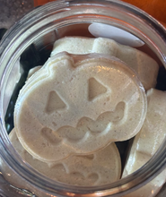 *NEW* Peppermint Eucalyptus Pumpkin Halloween Bath Bomb for Fall! Colored with Beet Root & Turmeric