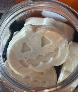 *NEW* Peppermint Eucalyptus Pumpkin Halloween Bath Bomb for Fall! Colored with Beet Root & Turmeric